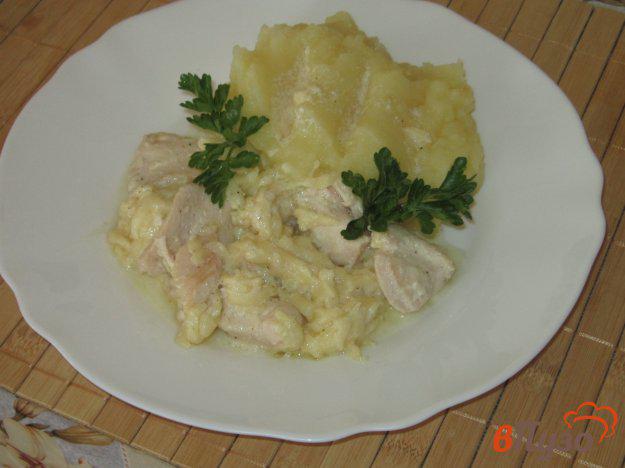 фото рецепта: Куриная грудка тушеная в сливочно-сырном соусе