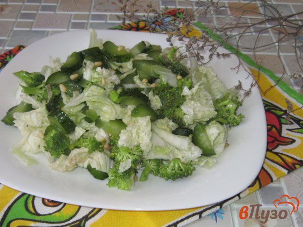 фото рецепта: Салат с малосольными огурцами и брокколи