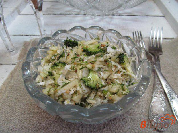 фото рецепта: Зеленый салат из пекинской капусты с брокколи