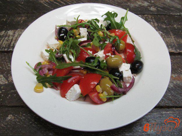 фото рецепта: Салат из помидора черри с оливками и рукколой