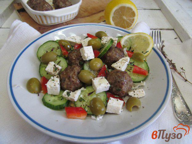 фото рецепта: Говяжьи фрикадельки с греческим салатом