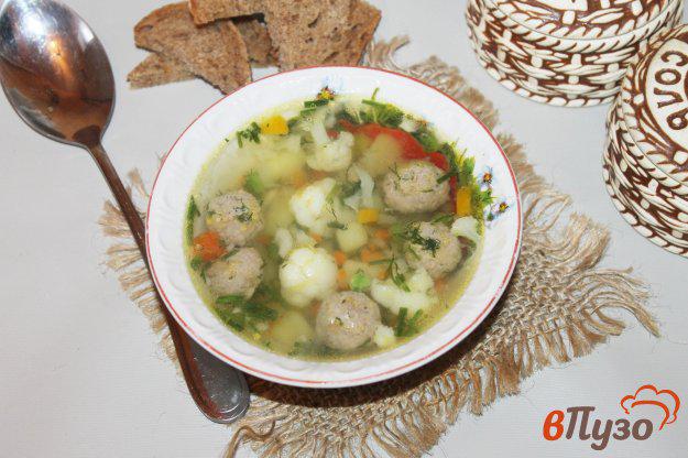 фото рецепта: Суп с фрикадельками, цветной капустой и зеленым горошком