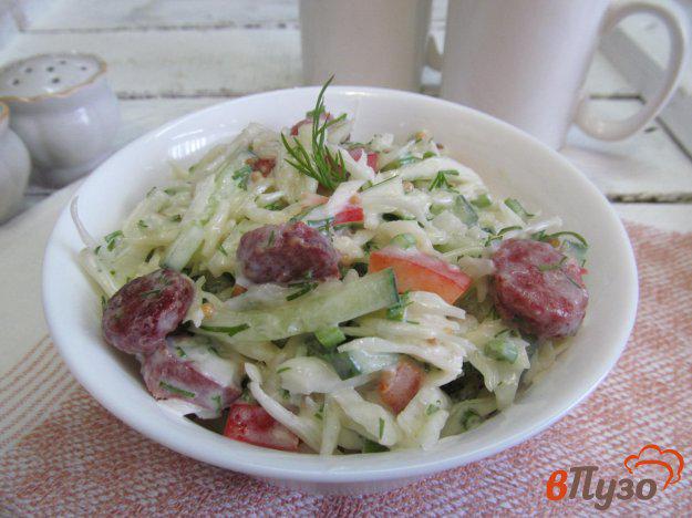 фото рецепта: Капустный салат с жареными колбасками