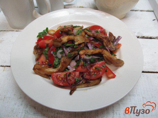 фото рецепта: Салат из жареных вешенок с помидором черри