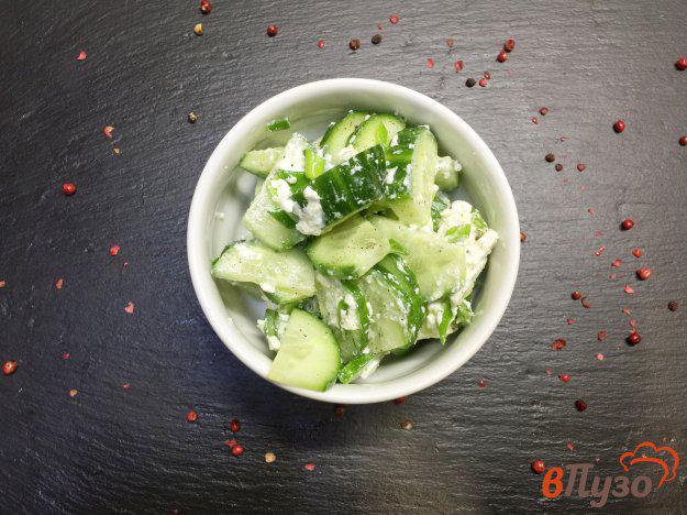 фото рецепта: Салат из огурцов, зеленого лука и феты