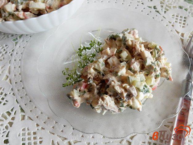фото рецепта: Салат со скумбрией и крабовыми палочками