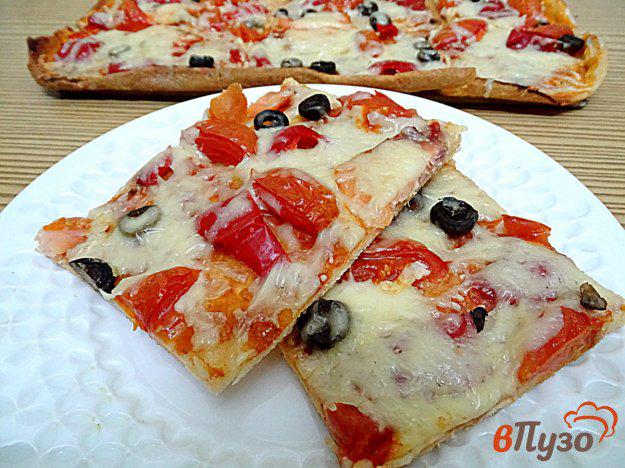 фото рецепта: Пицца из копчёного лосося и помидоров