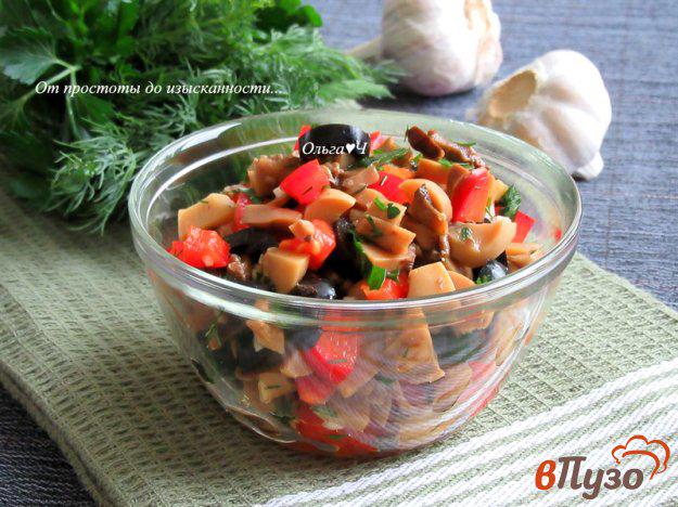 фото рецепта: Грибной салат с красными овощами и маслинами