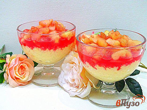 фото рецепта: Английский рисовый пудинг с яблоками и малиновым сиропом