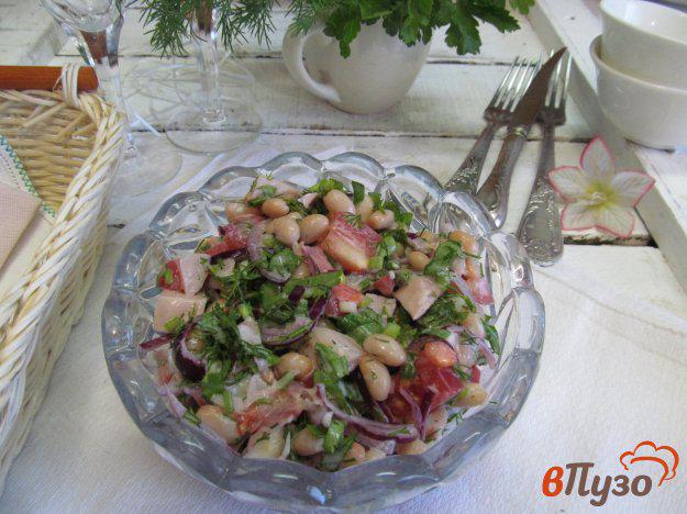 фото рецепта: Салат из копченой курицы с помидором и фасолью