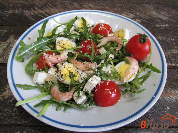 фото рецепта: Салат из рукколы с креветками и сыром фета