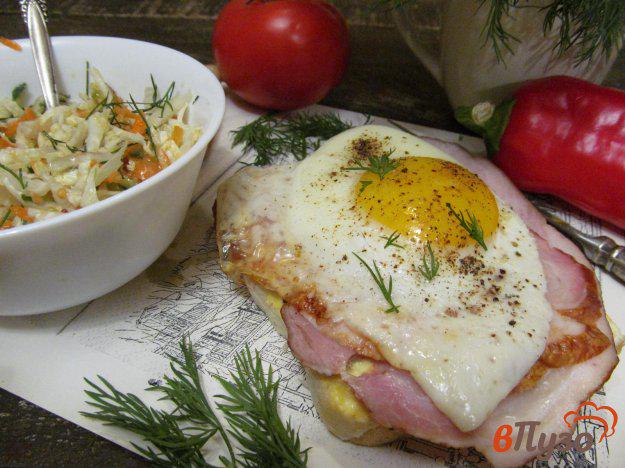 фото рецепта: Горячий бутерброд с глазуньей и капустным салатом