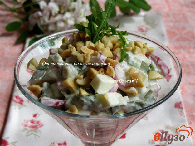 фото рецепта: Салат с редисом, рукколой и соленым арахисом