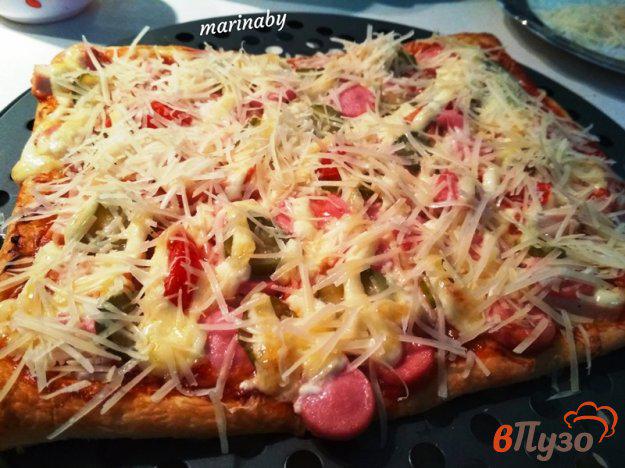 фото рецепта: Мясная пицца на слоеном тесте с маринованным огурцом