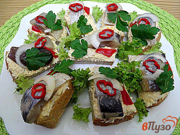 фото рецепта: Бутерброды с сельдью и яичным салатом