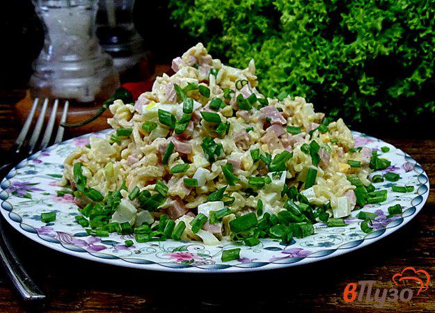 фото рецепта: Салат с вермишелью быстрого приготовления с колбасой