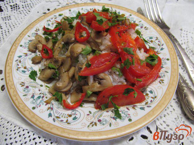 фото рецепта: Рис с грибами и помидором