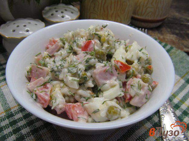 фото рецепта: Салат из ветчины с рисом и консервированным горошком