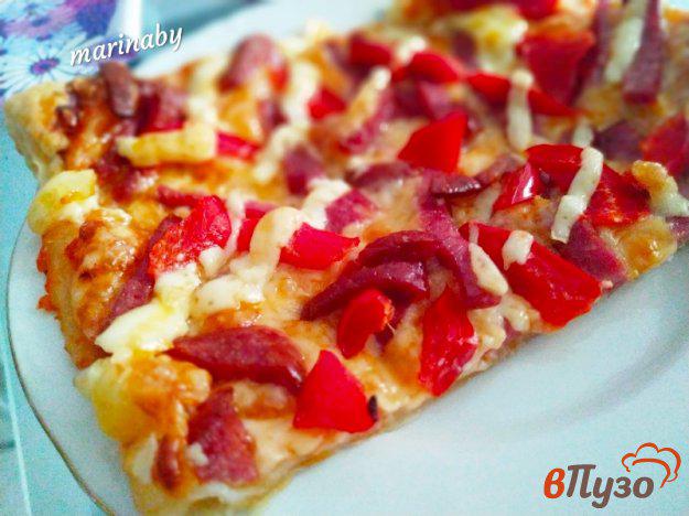 фото рецепта: Пицца на слоеном тесте с колбасой сервелат