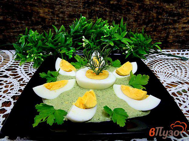 фото рецепта: Яйца под зелёным соусом