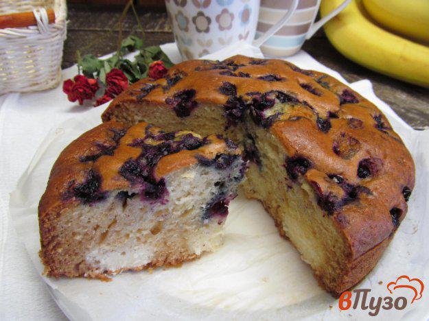 фото рецепта: Пирог на кефире с творожно-кокосовыми шариками и смородиной