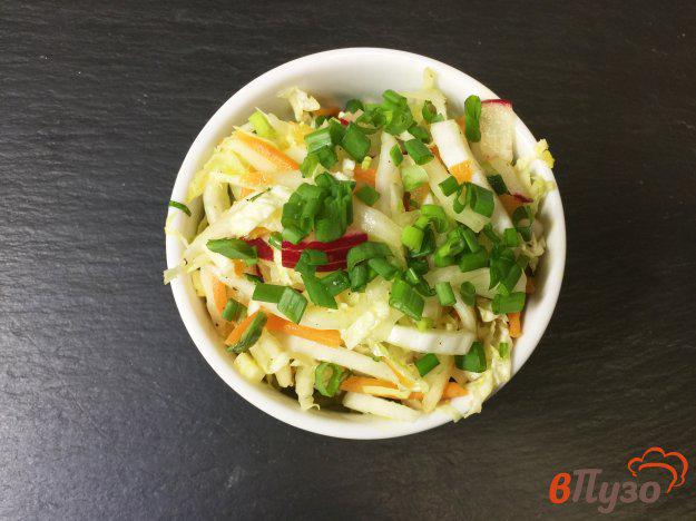 фото рецепта: Салат из пекинской капусты с редисом, огурцом и зеленым луком