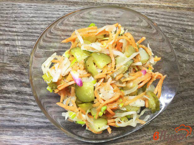 фото рецепта: Домашний салат из квашенной капусты, огурцов и корейской моркови с душистым маслом