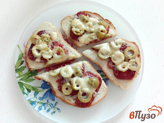 фото рецепта: Тосты с колбасой, сыром и оливками в духовке