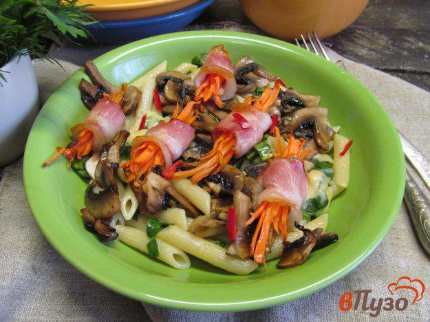 фото рецепта: Салат из пасты с грибами и рулетами из бекона