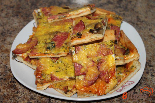 фото рецепта: Пицца с салями, сыром и грибами в яичной заливке