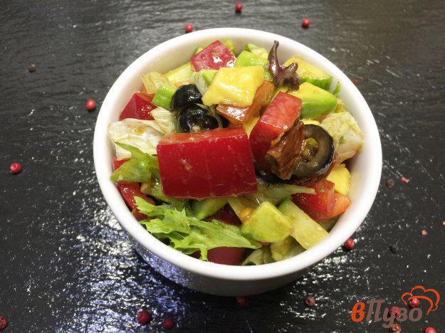 фото рецепта: Салат из авокадо с вяленым томатом