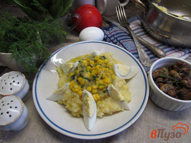 фото рецепта: Картофельное пюре под кукурузным соусом с яйцами