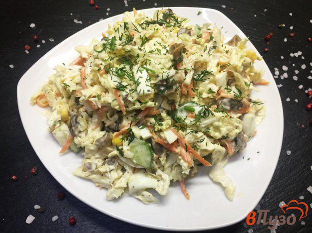 фото рецепта: Салат из пекинской капусты с грибами и кукурузой