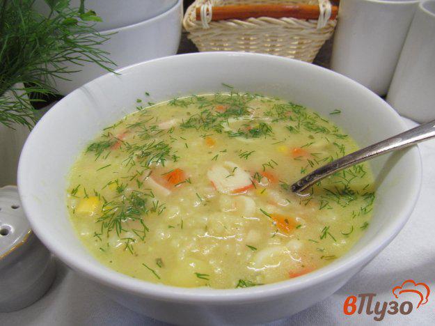 фото рецепта: Рисовый суп с крабовыми палочками и кукурузой