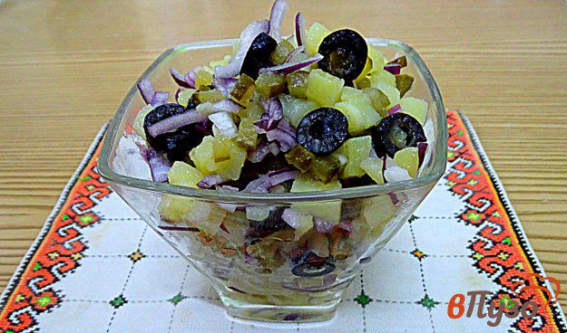 фото рецепта: Картофельный салат с маслинами, луком и огурцами.
