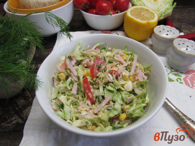 фото рецепта: Салат из капусты с кукурузой и ветчиной