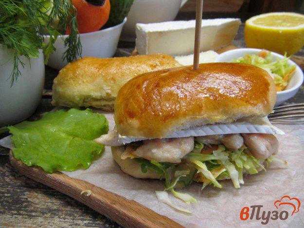фото рецепта: Бутерброд с курицей и сочной начинкой