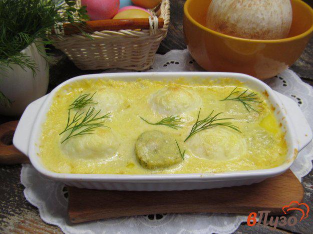 фото рецепта: Запеченные яйца с колбасками в сметанном соусе