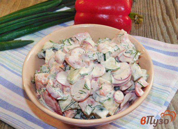 фото рецепта: Салат с редисом, огурцами и болгарским перцем
