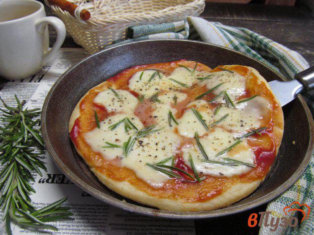 фото рецепта: Пицца с моцареллой и розмарином