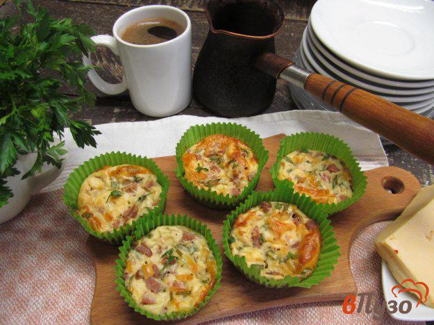 фото рецепта: Закусочные кексы из сардельки с редисом и сыром