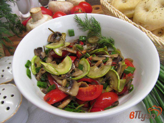 фото рецепта: Салат с жареным кабачком и шампиньоном