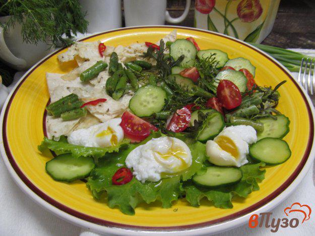 фото рецепта: Салат с рукколой и яйцом-пашот