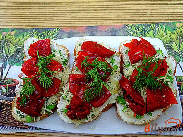 фото рецепта: Бутерброды с вялеными помидорами