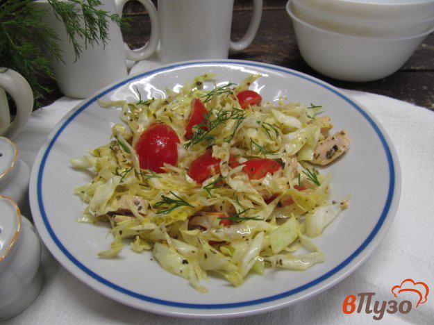 фото рецепта: Салат из молодой капусты с помидором черри и курицей