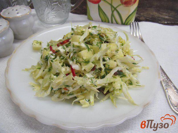 фото рецепта: Капустный салат с сыром фета и изюмом
