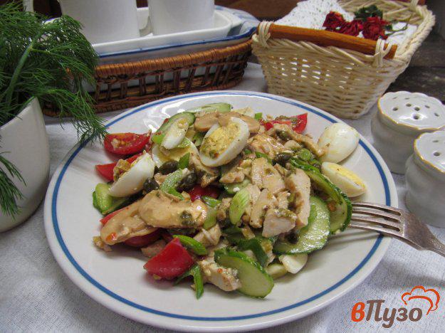 фото рецепта: Салат из курицы с помидором и каперсами