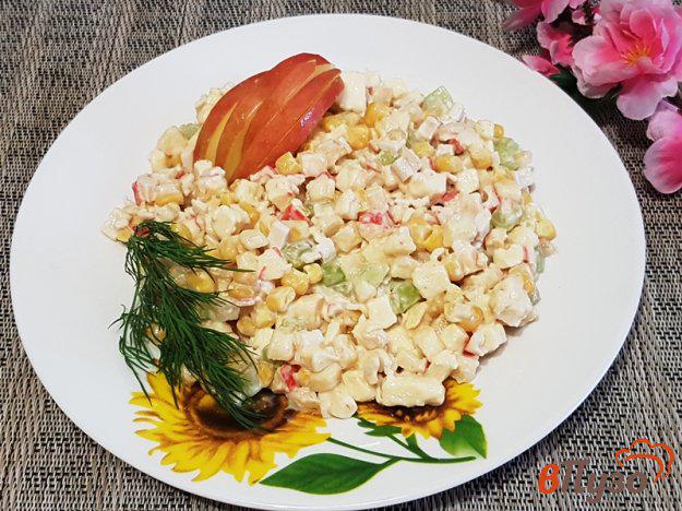 фото рецепта: Салат с крабовыми палочками и колбасным сыром