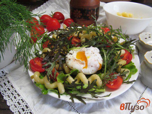 фото рецепта: Зеленый салат с макаронами и яйцом пашот