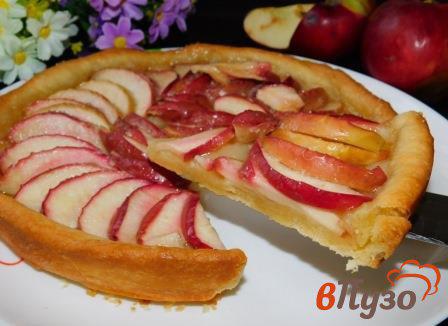 фото рецепта: Песочный пирог с карамелизированными яблоками